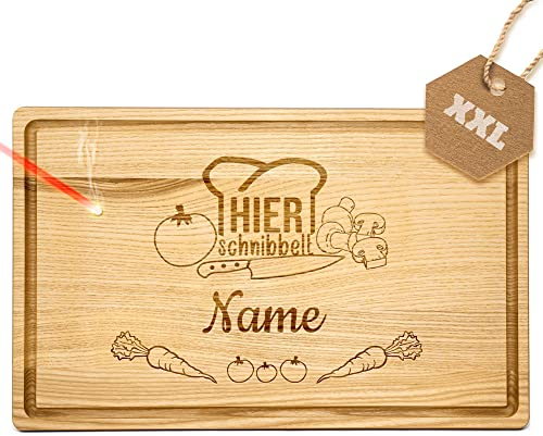 Großes Holzbrett mit Gravur - Schneidebrett personalisiert - Hier schnibbelt - Geschenk für Hobbyköche | Eschenholz, 40 x 25 x 2 cm, personalisiertes Geschenk mit Gravur