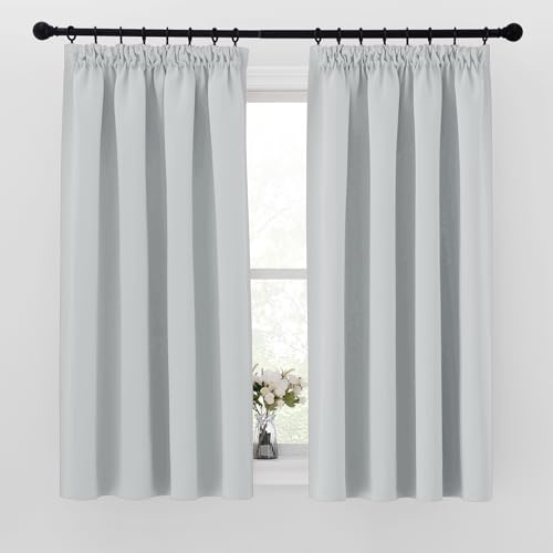 PONY DANCE Kurze Verdunklungsgardine mit Kräuselband für Schienen | 2er Set, H160 x B140 cm, Grau-weiß, Thermovorhang gegen Kälte, UV-Schutz, Blickdicht, Sichtschutz, für Wohnzimmer
