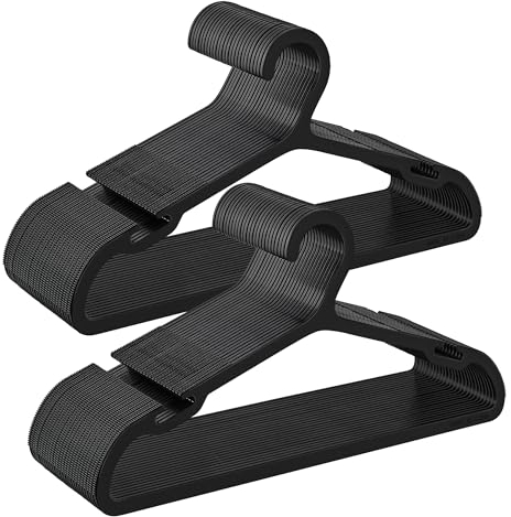 SONGMICS Kleiderbügel Kunststoff, 50er Set, Bügel, mit Breiten Schulterkerben, platzsparend, 41,7 cm breit, tintenschwarz CRP010B01