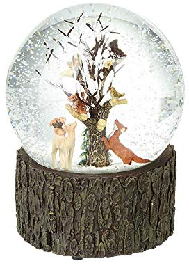 Heaven Sends Schneekugel mit Waldmotiven auf dekorativem Sockel in Holzoptik