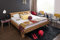 SalesFever Balkenbett Malak | 200 x 200 cm | massives Holzbett aus Fichte | natürliche Maserung | geölte Oberfläche | geneigtes Kopfteil | abgeschrägte Beine | FSC® 100%