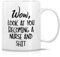 Divertida taza – Wow Look at You Becoming A Nurse Graduation Tazas de café de cerámica de 325 ml – Divertidas, sarcasmo, inspiradoras, motivacionales, regalos de cumpleaños para amigos, compañeros de