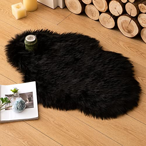 MIULEE Tapis en Fausse Fourrure Moelleux Doux et Chaud Tapis de Sol Moderne Tapis de Canapé Décorative Fourrure Irrégulière Tapis de Lit Laine Poil Confortable 60x90cm Nuage Noir
