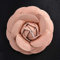 Broche en cuir synthétique pour femme - Motif camélia - Rose clair