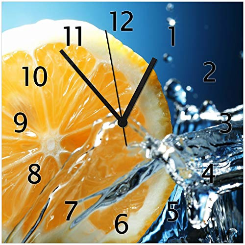 Wallario Design-Wanduhr Orange in spritzigem Wasser vor blauem Hintergrund aus Glas, Motiv-Uhr Größe 30 x 30 cm, Schwarze Zeiger