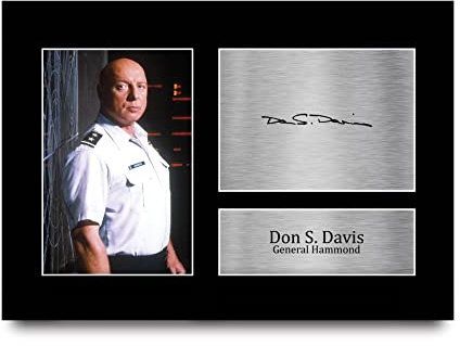 HWC Trading A4 Don S. Davis Stargate SG-1 Geschenke Gedrucktes Signiertes Autogramm Foto für Fans von Fernsehshows