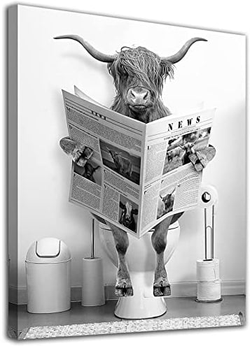 Lustige Hochland-Kuh Badezimmer Leinwand Wandkunst Schwarz und Weiß Lustiges Bild Bauernhaus Badezimmer Wanddekoration Kuh sitzt auf Toilette Lesen Zeitung Badezimmer Kunstwerk Kuh Kunst fertig zum