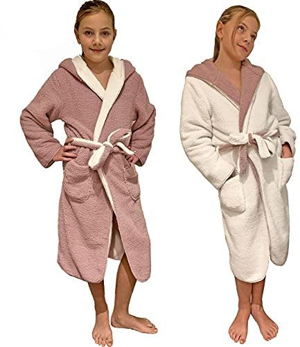 HOMELEVEL Kuschelfleece Bademantel für Kinder - Sherpa Morgenmantel mit Taschen Schalkragen Gürtel - Wende-Kinderbademantel für Jungen und Mädchen