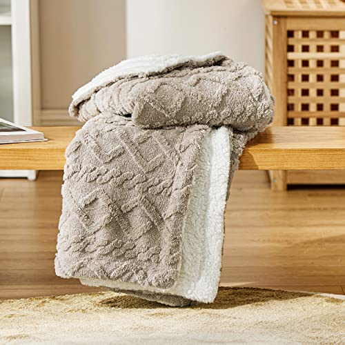 BEDSURE Kuscheldecke Decke Sofa Strickdecke - Wohndecken Kleine 130x150, Sofadecke Doppelgesicht Extra Weich, Kuscheldecke Flauschig Wohnzimmer, Wolldecke Taupe, Couchdecke überwurf