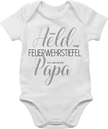 Shirtracer Baby Body Junge Mädchen - Feuerwehr - Held Feuerwehrmann - Geschenk Geburt Nachwuchs - Trägt Feuerwehrstiefel - 1/3 Monate - Weiß - vatertagsgeschenke baby+feuerwehr+strampler