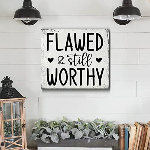 Plaque en bois rustique avec inscription chrétienne « Flawed and Still Worthy » - Décoration de cuisine en bois personnalisée - Décoration de cuisine rustique - 30,5 x 30,5 cm