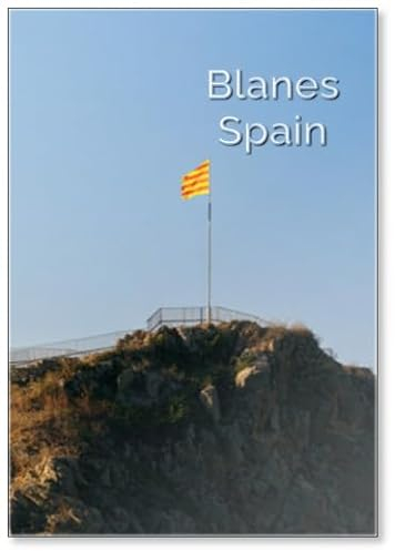 Imán para nevera con bandera catalana ondeando en la colina de Sant Joan en Blanes sobre la colina rocosa bajo cielo despejado