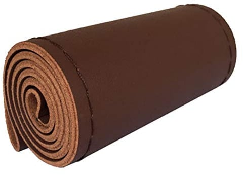 DIY Lenkradbezüge aus weichem Faserleder auf dem Lenkrad des Autos mit Nadel und Faden Innenzubehör braun