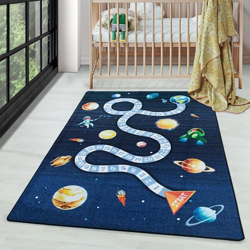 Carpettex Kinderteppich rutschfest | Raumfahrt in Zahlen Design 140 x 200 cm | Kein Abwurf | Kurzflor und Waschbarer Spielteppich für Kinderzimmer für Mädchen und Jungen | Blau, Schwarz, Welt