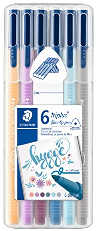 STAEDTLER Fasermaler triplus fibre-tip pen, eindrucksichere Spitze, Linienbreite ca. 1,0mm, ergonomische Dreikantform, 6 triplus Fasermaler hygge Box, 323SB6CS12