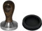 scarlet espresso | Tamper »Classic«, stilvoller Espresso-Stempel mit ergonomischem Griff aus Edelholz, für perfekten Espresso, Barista-Werkzeug (Set: Sandelholz - Braun, 58 mm & Tamperablage)