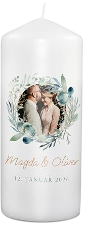 PhotoFancy® - Personalisierte Hochzeitskerze - Fotokerze mit eigenem Foto/Text bedrucken lassen - Kerze mit Hochzeits-Design: Zeitlose Zweisamkeit - 19 cm Höhe