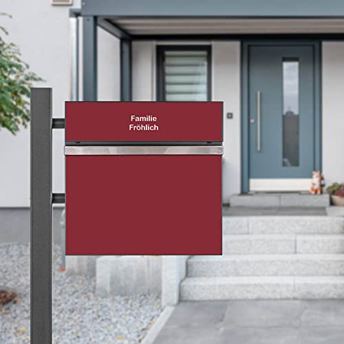 banjado® Standbriefkasten Anthrazit mit Namensschild Burgund & Zeitungsfach/Briefkasten mit Standfuß in Anthrazit/Postkasten A4 Einwurf inkl. Montagematerial & 2 Schlüsseln
