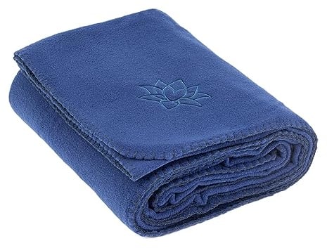 Bodhi Yogadecke ASANA Blanket | Weiche & Warme Kuscheldecke | Meditationsdecke für Shavasana | Tagesdecke aus Fleece mit Lotus-Stickerei | Sofa- & Überwurfdecke | 150 x 200 cm (Dunkelblau)