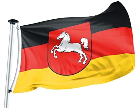 FLAGLY Premium Flagge Niedersachsen 100x150cm -115g/m² Stoffgewicht - gedruckt, robustes und witterungsbeständiges Glanzpolyester mit Ösen (100 x 150 cm, Niedersachsen)