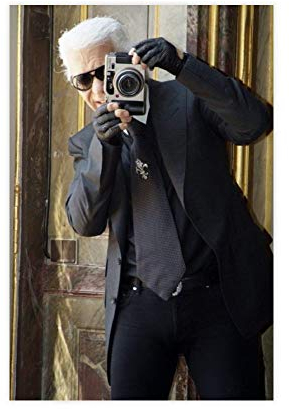 Fashion Guru Karl Lagerfeld Karl Lagerfeld Mit Fotoapparat Leinwand-Kunst-Poster und Wandkunstdruck, modernes Familien-Schlafzimmer-Dekor-Poster, 30 x 45 cm, ohne Rahmen-style1