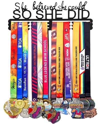 Goutoports Soporte para medallas para corredor de carreras deportivas, con texto en inglés She Believed She Could - Metal de acero negro resistente para más de 60 medallas, fácil de instalar