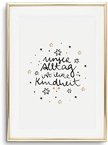 Tales by Jen Kunstdruck, Sprüche Poster: Unser Alltag ist ihre Kindheit | Stilvolles Premium Poster auf hochwertigem Papier | Süße Kinderzimmer Deko, Handlettering Wand Bild | Ohne Bilderrahmen