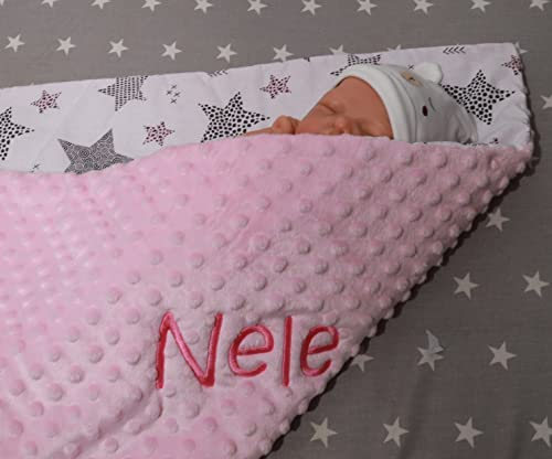 BotoBaby ★ Zweilagige Babydecke mit Namen und Datum Bestickt ★ Minky ★ Baumwolle ★ Füllung ★ (Hellrosa - Sternen, 75 x 100 cm)