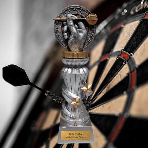 eberin · Präzision auf dem Oche: Resin-Dartpokal · Dartsport Trophäe · Hand mit Dartpfeil vor Dartscheibe · Dartveranstaltung · Kneipe · Darts Pokal mit Wunschtext · Größe 20 cm (MIT Gravur)