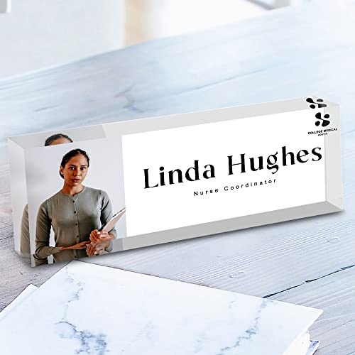 Fanery Sue Personalisierte Acryl Namensschild für Schreibtisch, mit Bild&Logo/Name&Funktionstitel, individuell gestaltet, Bürodeko für Männer&Frauen, Maße:20,32x6,4x3,05 cm(Bild&Text&Logo-Stil 13)
