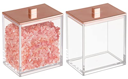 mDesign 2er-Set Wattepad Spender und Wattestäbchen Behälter – modernes Aufbewahrungsglas mit praktischem Deckel – Bad Accessoire aus Kunststoff für Kosmetik- und Pflegeprodukte – durchsichtig/roségold