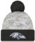 New Era Herren NFL 2024 Salute to Service Digital Cuffed Knit Hat mit Bommel