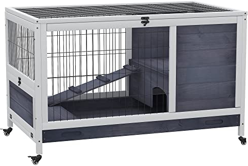 PawHut Gabbietta per Conigli e Porcellini d'India Conigliera con 4 Ruote, Casetta, Rampa e Vassoio Rimovibile, Legno Naturale, Grigio e Bianco, 90x53x59 cm