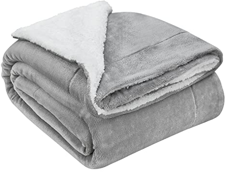 Juskys Fleecedecke 220x240 cm mit Sherpa - flauschig, warm, waschbar - Decke für Bett und Couch - Tagesdecke, Kuscheldecke Hellgrau