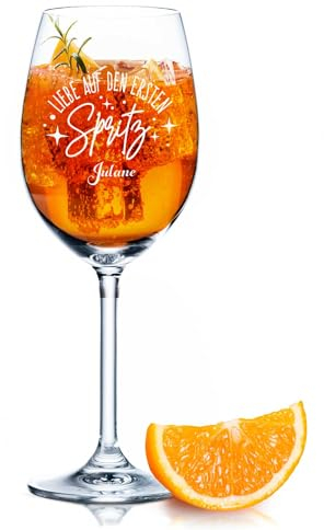 GRAVURZEILE Leonardo Aperol Glas mit Gravur - Liebe auf den ersten Spritz - Personalisiert mit Namen - Geschenkidee für Aperol & Cocktail Liebhaber - Weinglas für Sangria & Lillet - Farbe: Daily