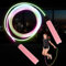 Corde à sauter lumineuse pour enfants, corde à sauter avec lumière LED pour enfants, corde à sauter réglable avec poignées antidérapantes, fitness adulte pour l'entraînement par intervalles HIIT (rose