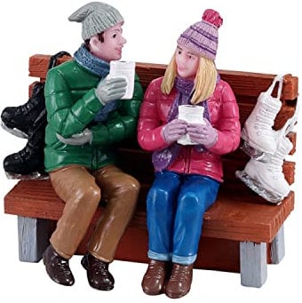 Lemax 12046 Caddington Village Figurina: Bevitori di cacao caldo