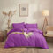 YORKSHIRE BEDDING Set copripiumino – morbido e traspirante in microfibra spazzolata a tinta unita con federe, copripiumino e federe, con chiusura a bottone, colore: viola