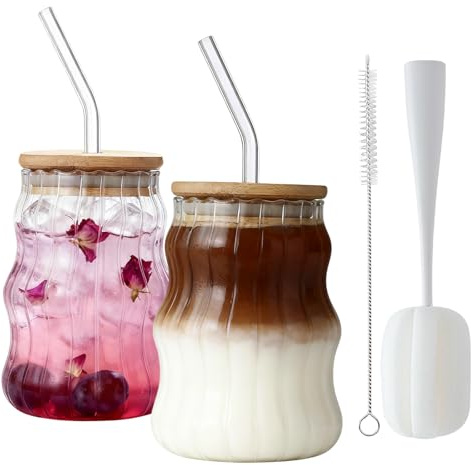 COEWUR Glass Coffee Mugs, 2 Pack 500ML Clear Ribbed Glass Cups with Lids and Straws, Iced Coffee Glasses with Lid and Straw for Smoothie Whiskey Beer Soda Water Tea, Wavy Cups with Straws