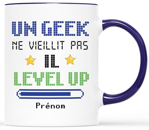 𝗖𝗔𝗗𝗘𝗔𝗨 𝗣𝗟𝗨𝗦 Mug Personnalisé Prénom - Un Geek Ne Vieillit Pas Il Level Up - Cadeau Anniversaire Personnalisé, Cadeau Humour Âge, Cadeau Geek, Mug Anniversaire Amusant, Tasse a Cafe Geek