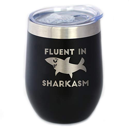 Fluent in Sharkasm – Lustiges Hai-Weinglas mit Schiebedeckel – Edelstahl-Isolierbecher – niedliches Hai-Dekor Geschenke – Schwarz