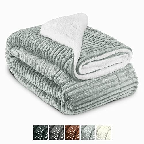 Beautissu Sherpa Decke Kuscheldecke Glitzereffekt 150x200 cm XL Hellgrau – Dicke Winter Fleecedecke Lammfell-Optik & – Hautfreundliche Flauschige Wärmedecke Couch-Überwurf Sofadecke – Elisa