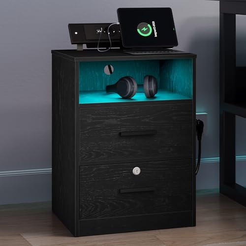 Hzuaneri Table de Chevet avec Multiprise, Table d'Appoint avec Bande LED, Table de Muit avec 1 Espace Ouvert 2 Tiroirs, pour Chambre à Coucher, Salon, Moderne, Noir NS36604X