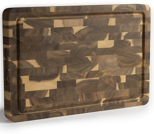 NAMTURE Hackblock Classic – Extra Dick 4 cm – Akazienholz Stirnholz Schneidebrett 45 x 30 cm – Premium Ölbehandlung – Saftrille, Griffmulden, Antirutsch-Füße – in edler Geschenkbox