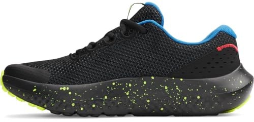 Under Armour Jungen Grundschule Surge 4, leichte und atmungsaktive Laufschuhe, gepolsterte Joggingschuhe für langen Komfort,Black / High Vis Yellow / White,38.5