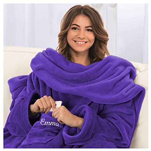 Kuscheldecke mit Ärmeln - Bestickt mit Namen oder Wunschtext - 150 x 180 cm - extra Flauschige Ärmeldecke - gemütliche Wohndecke - personalisiertes Geschenk für Männer und Frauen Farbe: Violett