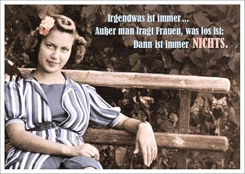 Lustige Retro Postkarte mit Spruch – Vintage Frau auf Bank – Humorvolle Botschaft 'Irgendwas ist immer... Außer man fragt Frauen, was los ist: Dann ist immer NICHTS' – Witzige Geschenkidee