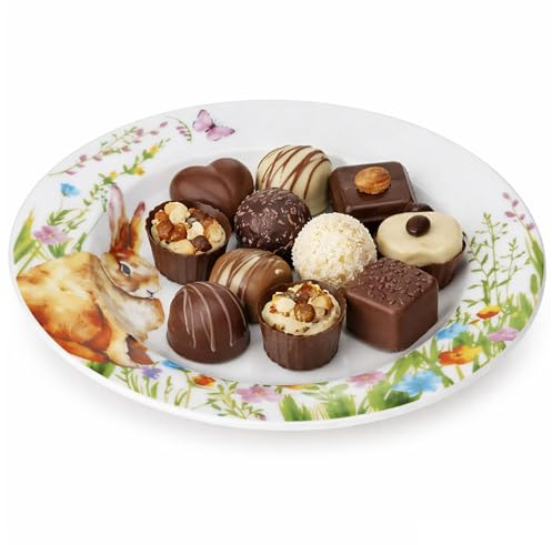 MamboCat Osterfreude Keksteller I frühlingshafte Servierplatte aus Porzellan mit Osterhasen & Blumenwiese I runder Teller für Kekse, Pralinen, Muffins & Cake-Pops I Ostern
