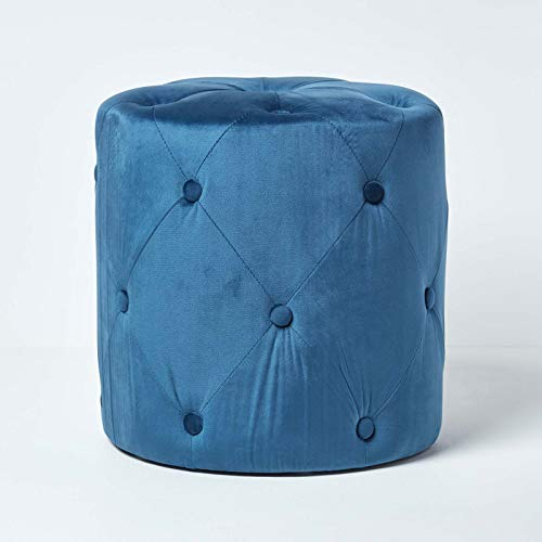 Homescapes Samt-Fußhocker Windsor, Blauer Polsterhocker mit Knopfsteppung, runder Deko-Hocker im Vintage-Stil, 40 cm hoch, dunkelblau