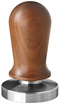 scarlet espresso | Tamper »Perfetto« für Barista; auf 35 lbs Anpressdruck kalibiriert; mit Alu- oder Edelholzgriff und Präzisions-Edelstahlbasis (Sandelholz - Braun, 58,5 mm)